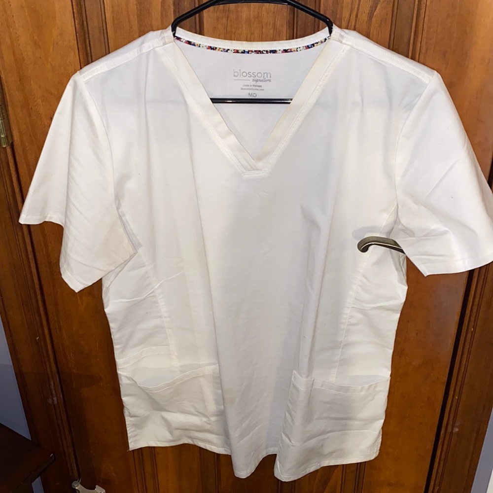 Blossom scrub top in white